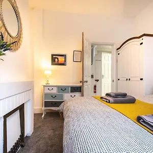  Holiday home 5-bedroom Kings House With Garden L Spacious L Close To The Centre L Shops L Restaurants United Kingdom